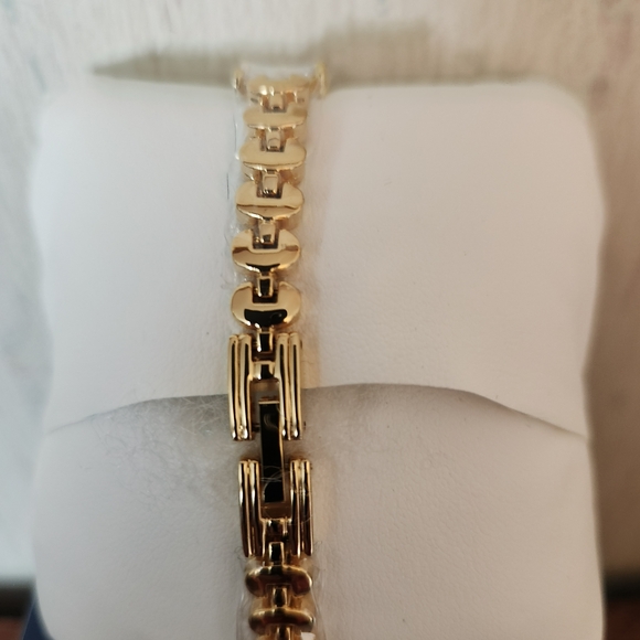 Elegant Gold Women's Watch - Picture 4 of 4